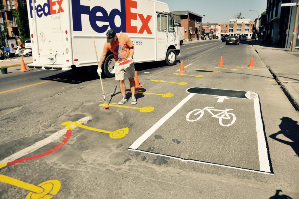 C'est l'artiste Roadsworth qui a conçu l'oeuvre qui représente la nécessité d'aménager des infrastructures sécuritaires pour les cyclistes et les piétons. (photo : Simon Van Vliet(